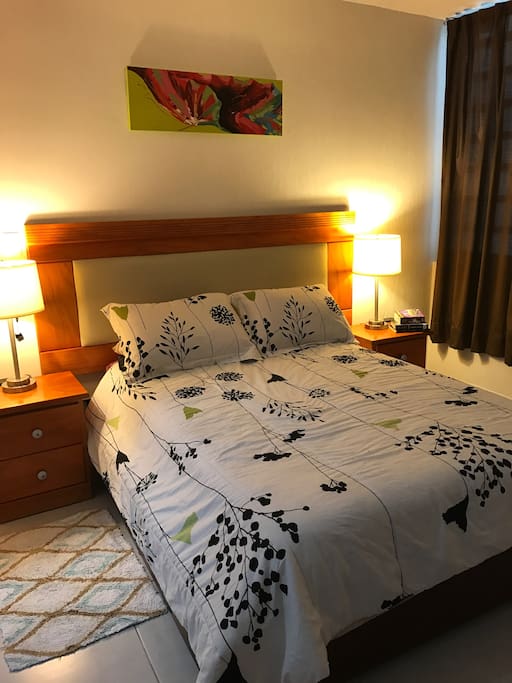 cama confortable con sabanas y edredon limpisimos!