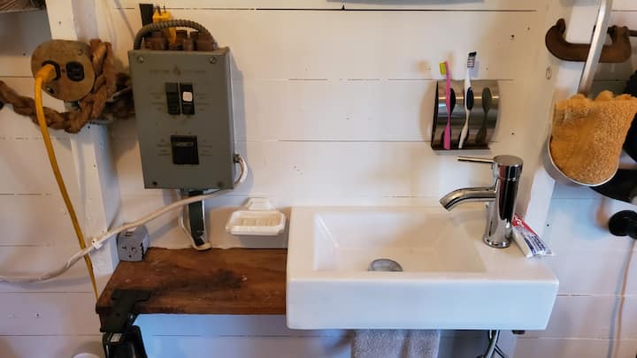 حوض كوخ ستابين خاص بالماء الدافئ.