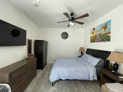 Beautiful Private Studio with Parking and Laundry