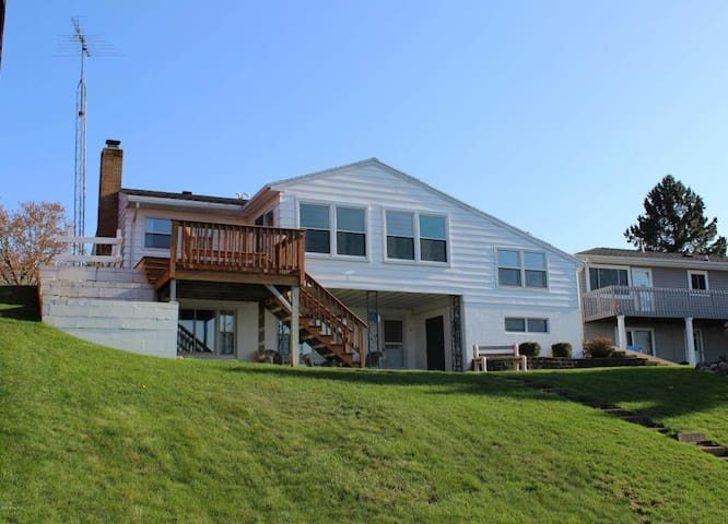 Irish Hills LAKEFRONT HOUSE on South Lake Leann!