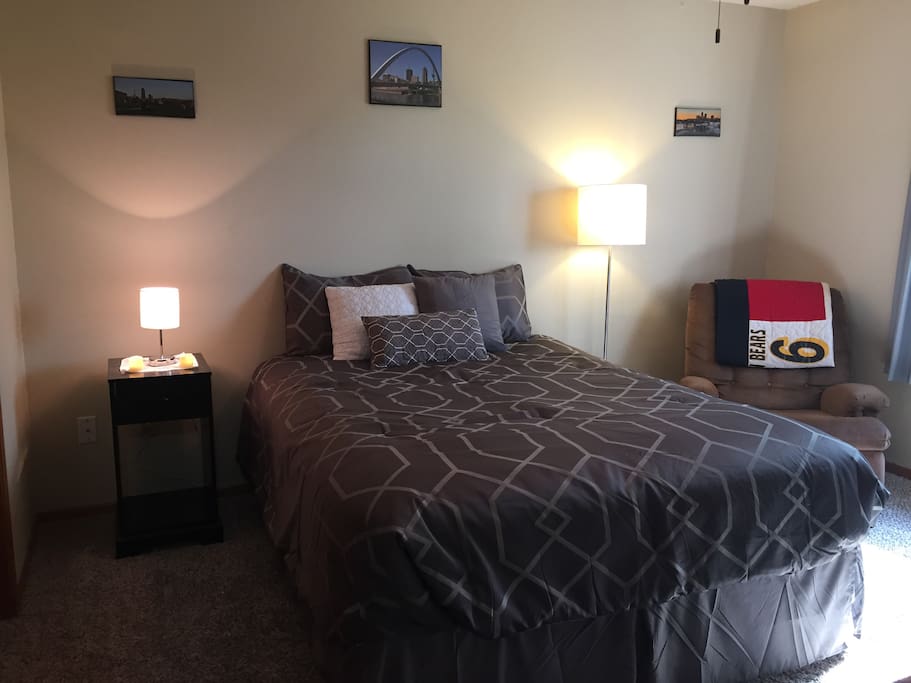 Room 1: Queen bed and recliner. Across from the bed: 42" TV with digital antenna.