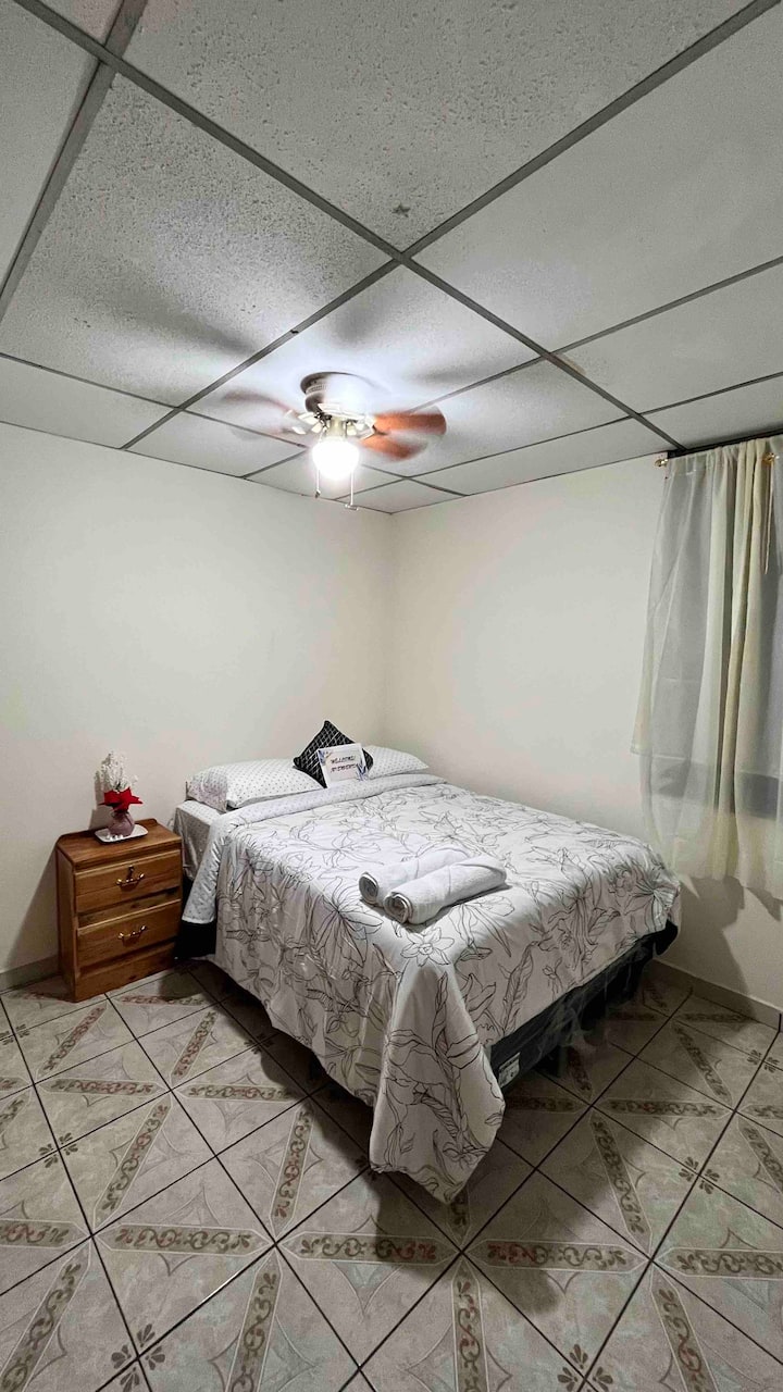 2号卧室-房间舒适宽敞，内部衣柜。  