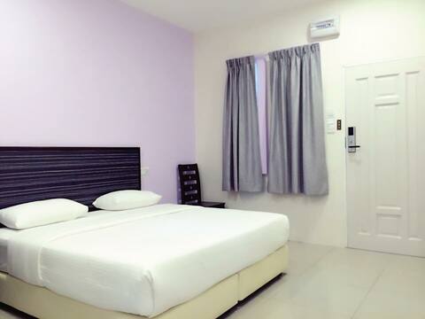 King / Twin bed w bathroom-StarMall