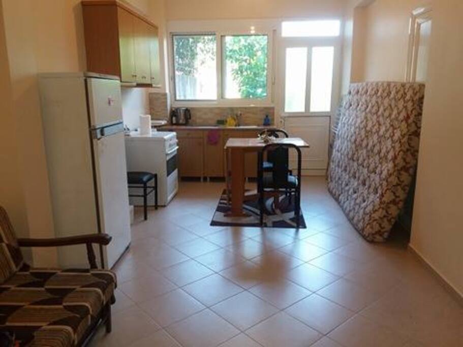 Η φωτεινή μας κουζίνα, καθώς και ένα στρώμα για επιπλέον επισκέπτες!!