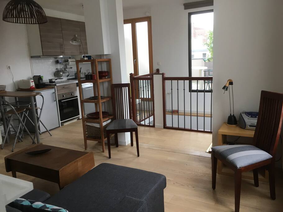 Salon avec cuisine équipée donnant directement sur la terrasse