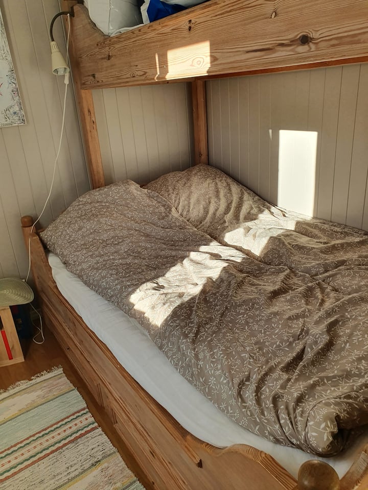 سرير 120 سم في الطابق السفلي في غرفة النوم. 