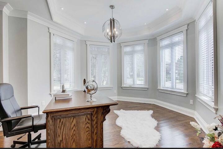 Luxe family friendly house near subway gallery image 3