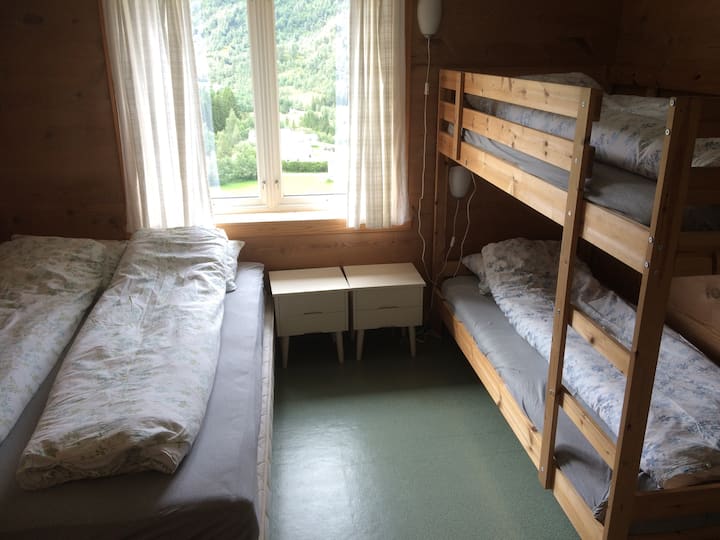 Deux chambres avec lit superposé et lit double dans les deux (huit lits ensemble) Les vêtements de lit et les serviettes sont inclus dans le prix.