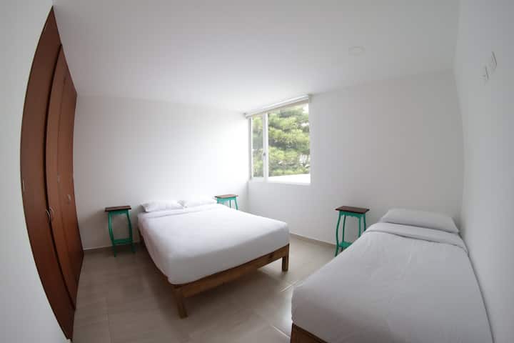 تحتوي الغرفة الخضراء على سرير مزدوج وسرير واحد وخزانة وستائر معتِّمة. 
تحتوي الغرفة الخضراء على سرير مزدوج وسرير واحد فردي وخزانة وستائر معتِّمة.