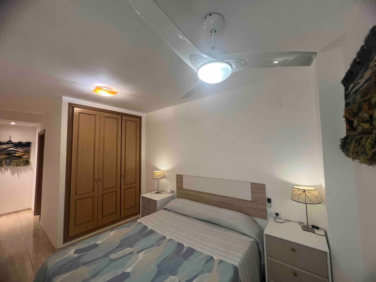 غرفة نوم رئيسية بسرير كبير 200 سم وخزانة ملابس مدمجة ومروحة سقف وحمام خاص