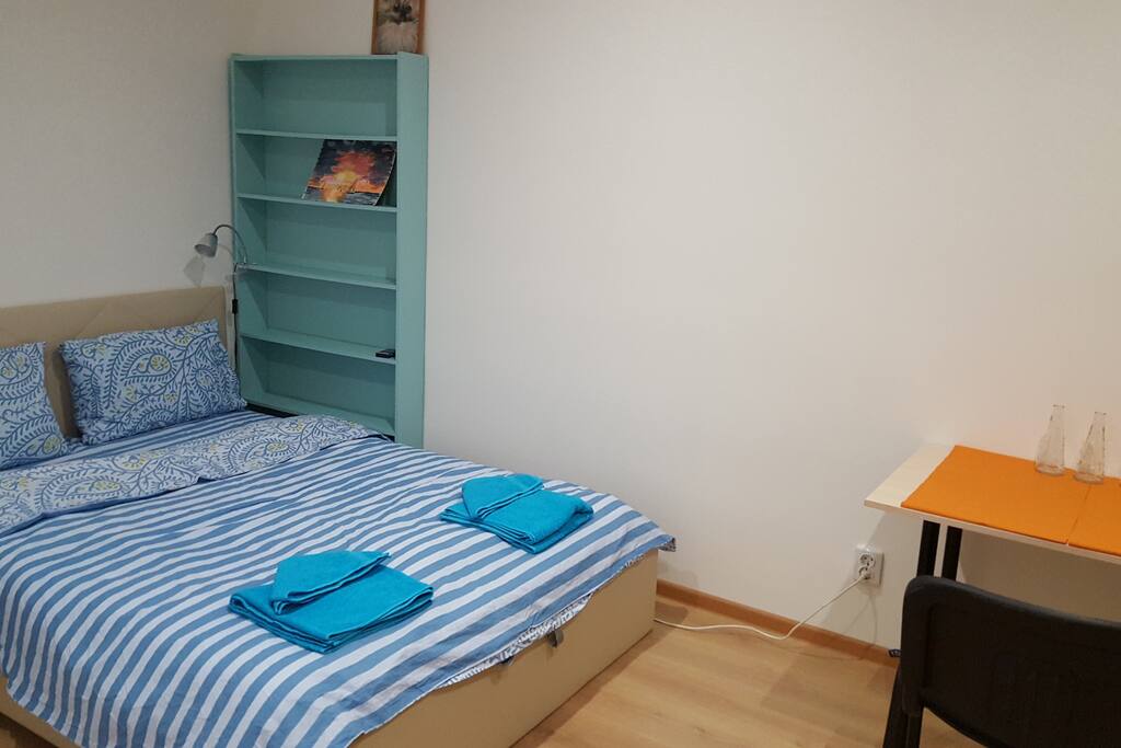 Кровать без покрывала / Double bed without cover