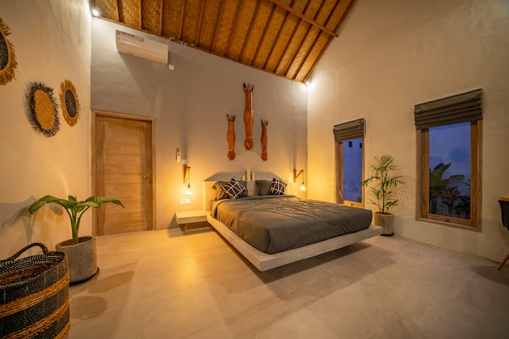 Kingsize matrace na jedinečném betonovém rámu postele.