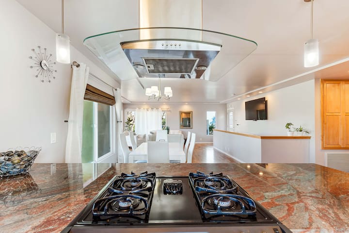 6BR/4BA Bright Spacious Home, Family&Business 18+ gallery image 4