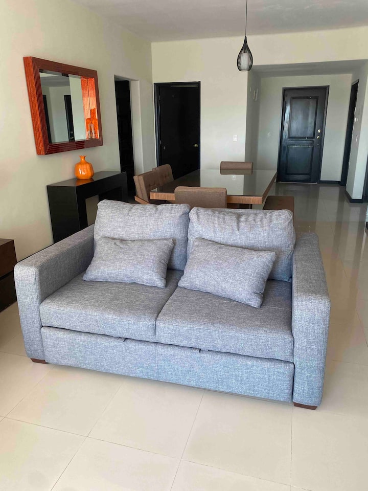 ספה שקטה בסלון 