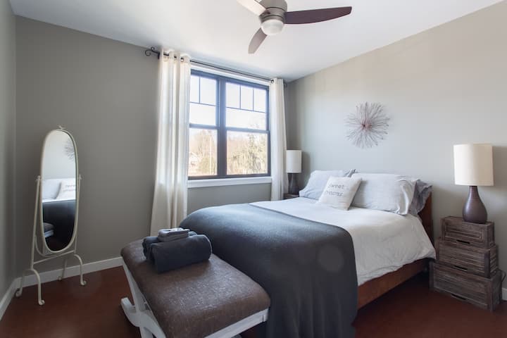 Dormitorio de invitados con cama de tamaño completo