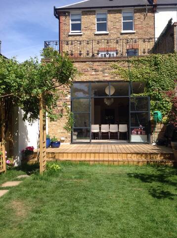 Beautiful and Very Spacious Victorian House gallery image 4