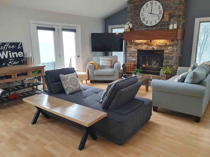 Cozy 2 Bedroom Lakeview Cottage - Ontario