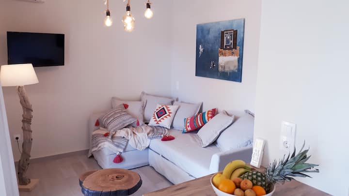 Wohnzimmer mit lokalem Kunsthandwerk. Moderne, voll ausgestattete Küche.