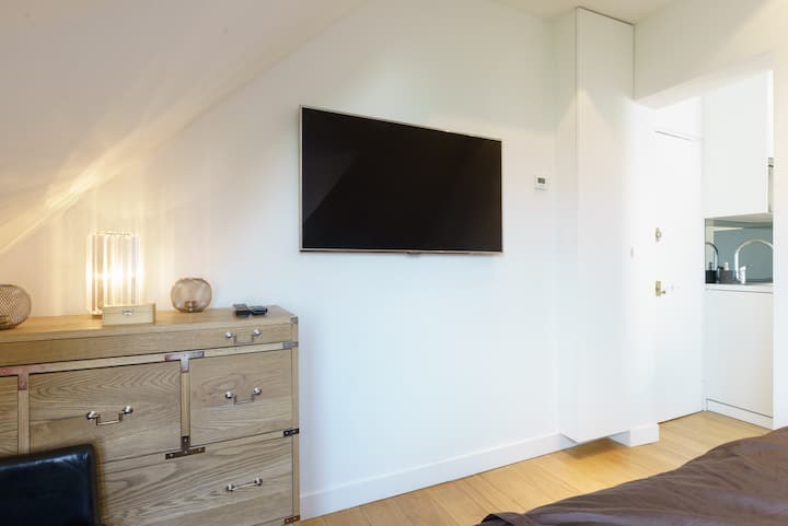 Საძინებლის კარადა და ბრტყელი ეკრანი