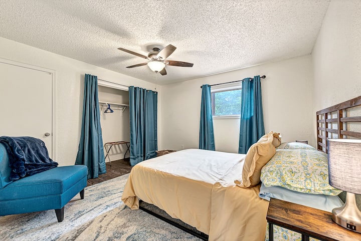 تحتوي غرفة النوم الثانية في الطابق العلوي على مساحة كبيرة. 