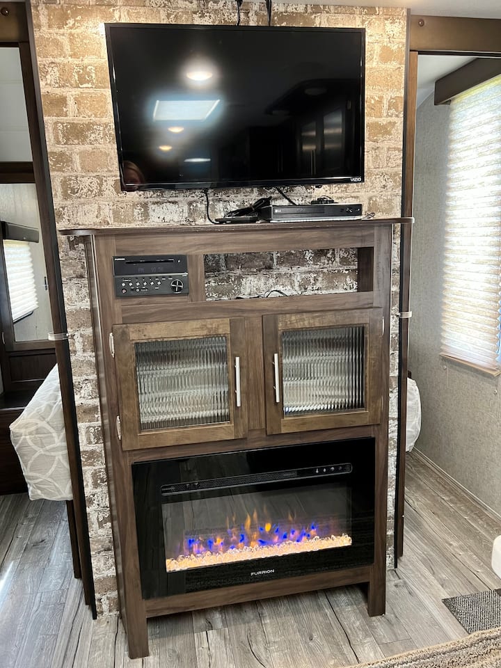 Qendër argëtimi me televizor, luajtës me rreze blu dhe ambient me zjarr elektrik (nxjerr nxehtësi të mirë).