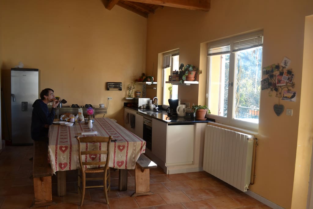 La vaste cuisine toute équipée.