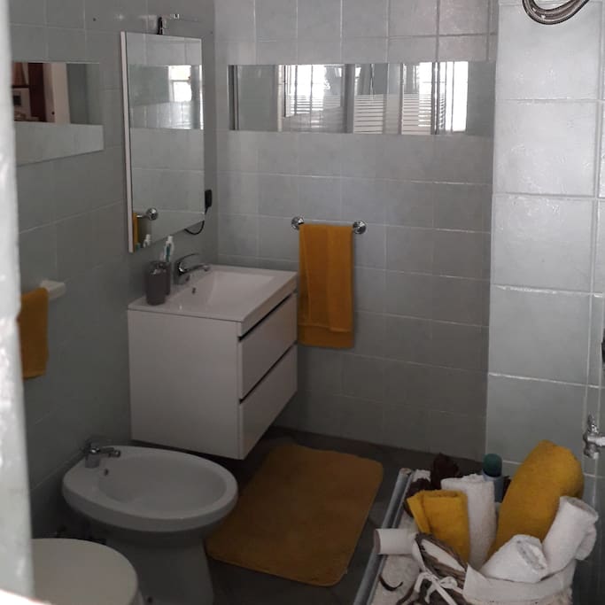 Bagno con doccia lavatrice bidet