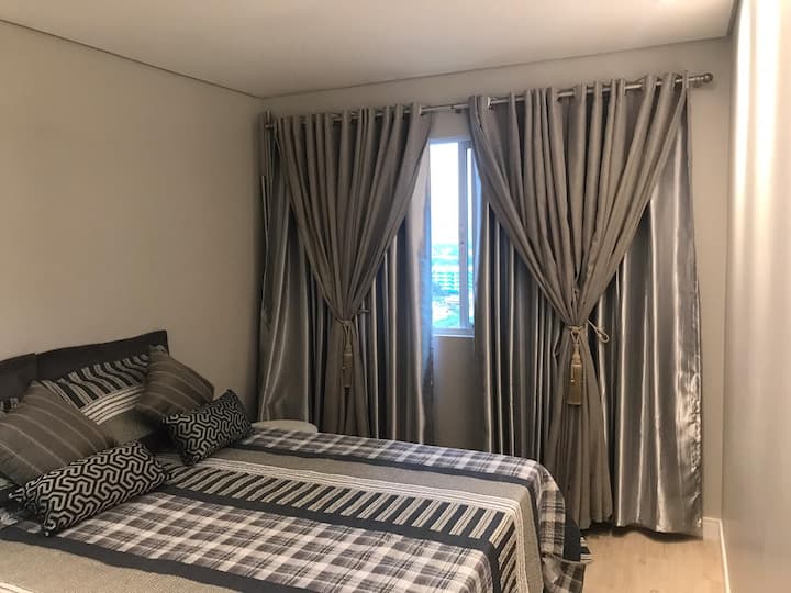 Стая Климатизиран суит

с 50 - инчов смарт телевизор
1 голям гардероб с огледало
Налични се ютия и сушилня