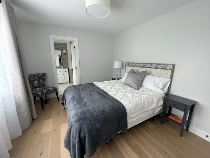 Dormitorio 2: cama queen con vistas al lago.