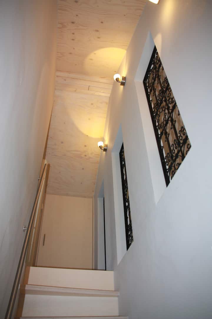 De trap naar de slaapkamer op de begane grond 