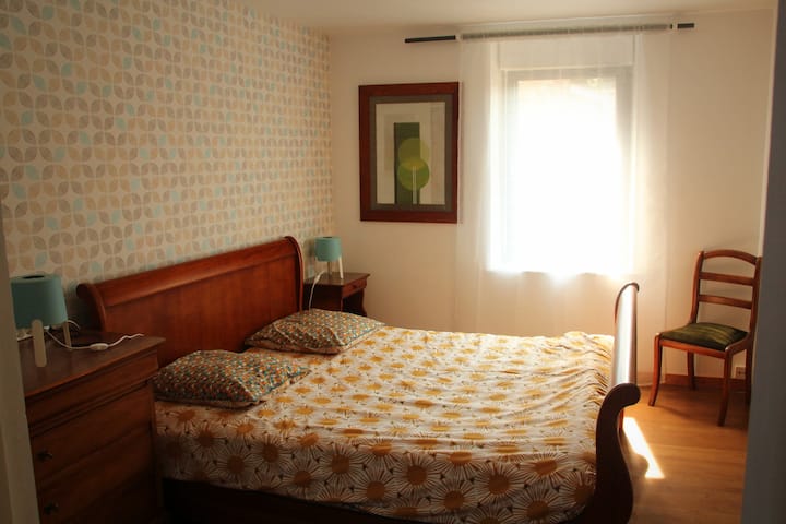 ოთახი 1 პირველი სართული. Საძინებელი არის 160 სმ-იანი საწოლი ორი დამოუკიდებელი მატრასით.
ოთახის ზომებია 12 მ2.
