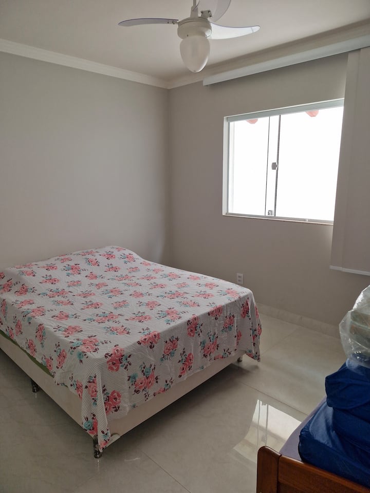 Dormitorio 2 con cama doble y sofá cama con dos camas individuales