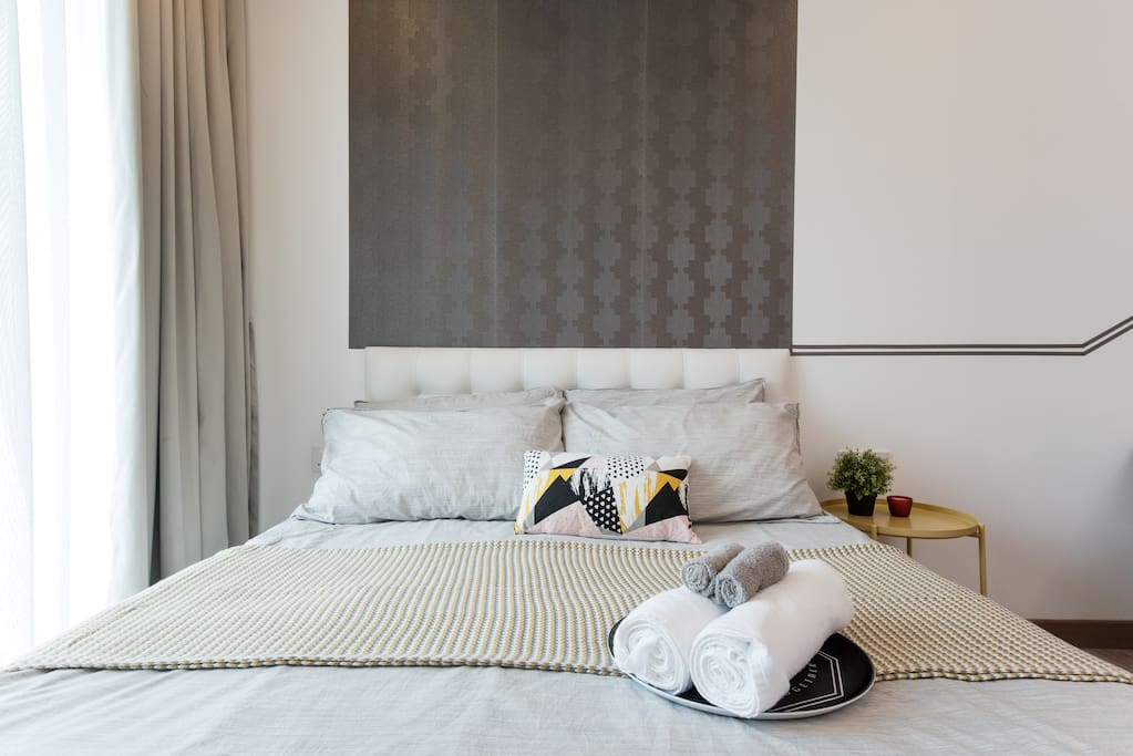 Comfortable queen size bed with 4 pillows