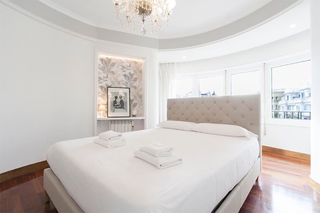 Spectacular oval bedroom