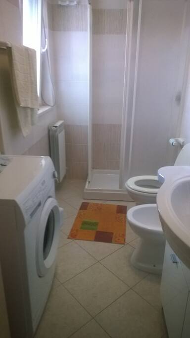 Bagno con lavatrice e doccia