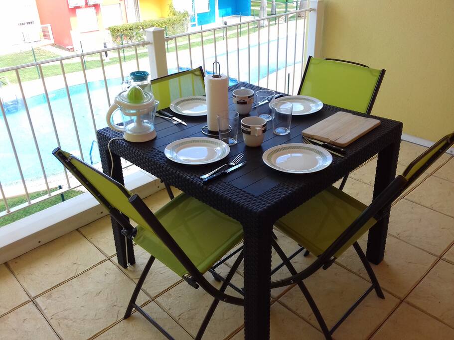 Terraza privada con vistas al jardín y piscinas