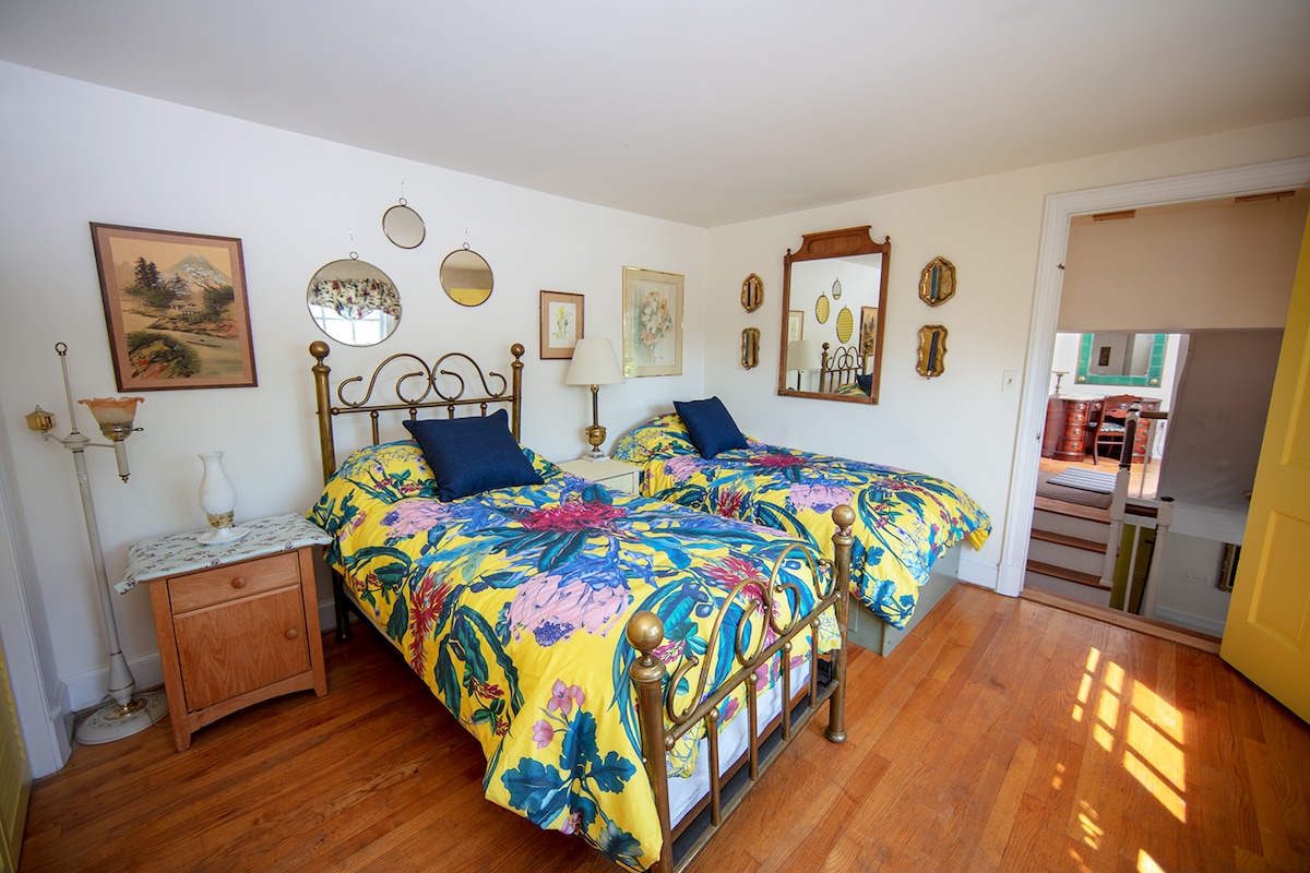 Първата стая е жълта. Все още нямаме име за него, мисля да го нарека стаята „римува с желе “.