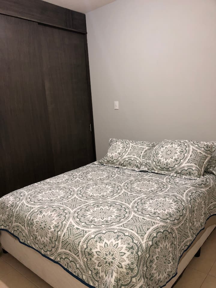 2号卧室、标准双人床和衣柜。