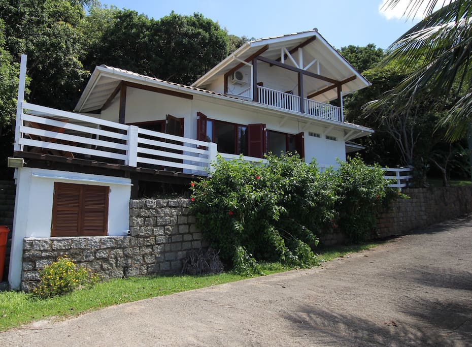 Charming 2bd front ocean house, surrounded by nature with private beach access.