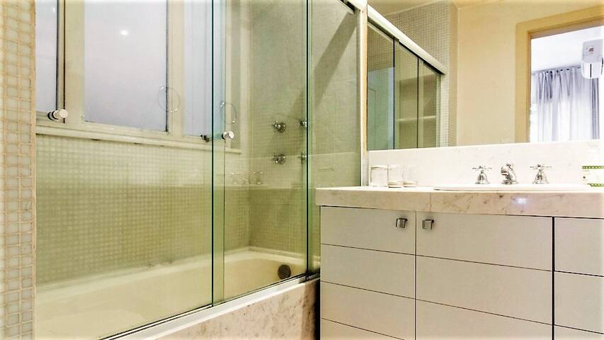 Front beach 3 bedroom apartment C103A gallery image 4