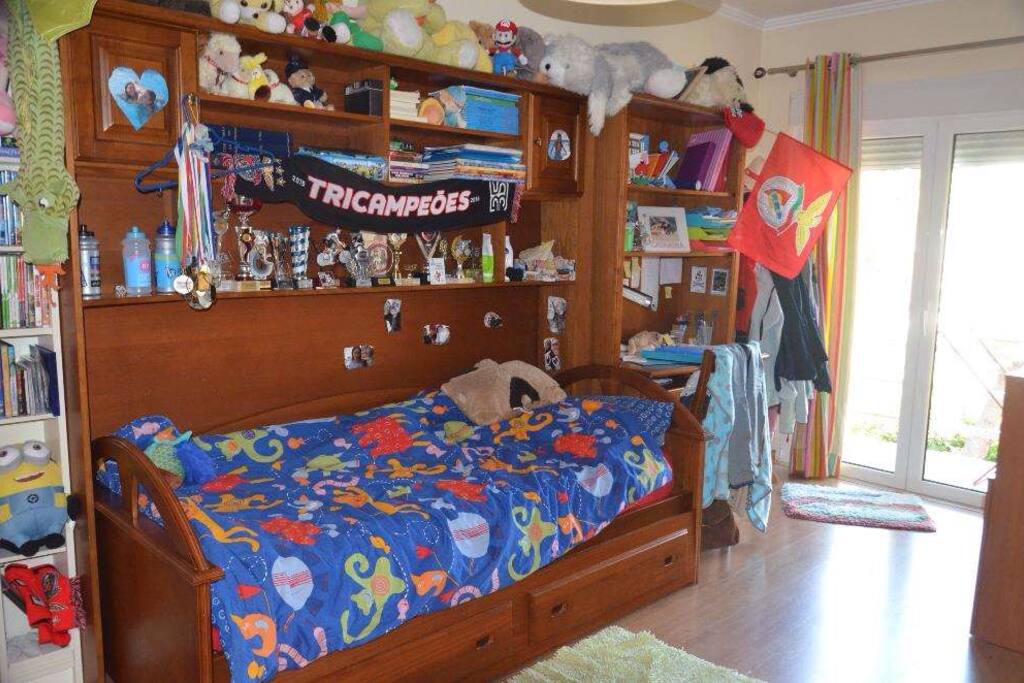 Será esta a cama solteiro e existe outro colchão igual por baixo que sai.
The bed is this one and there is another one below. (Single beds)