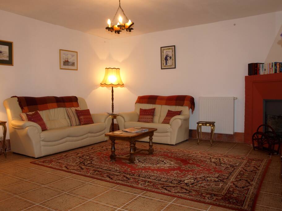 Portail sitting and dining room.