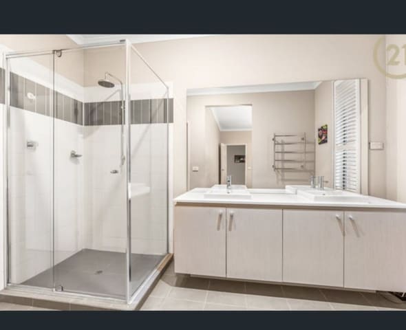 Spacious 5 bedrooms house close to casey central