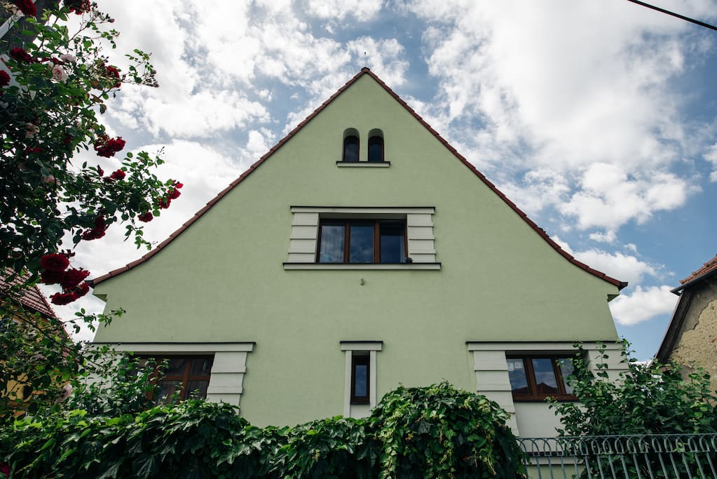 Frontview from the street.
Pohled z ulice.