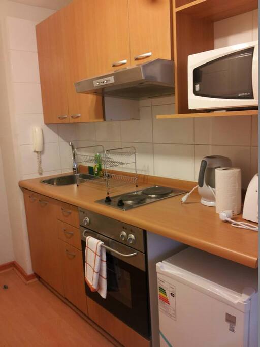 Cocina con horno, campana, microondas, todo lo necesario