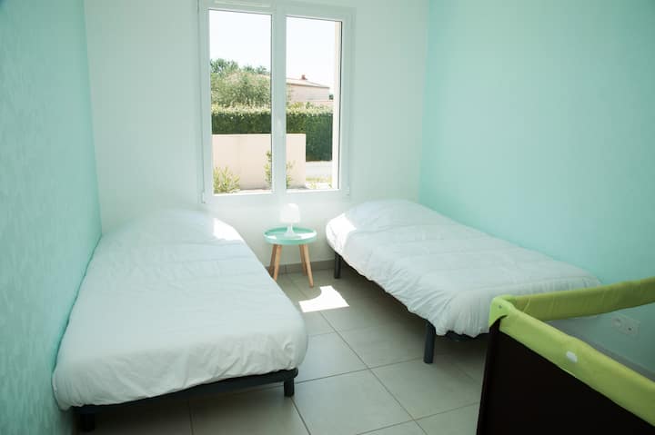 חדר ילדים, 2 מיטות ב -90*190, אפשר להביא אותן יחד כמובן, מיטת מטריה זמינה, משחקים קטנים פלוס ילדים בארון:)