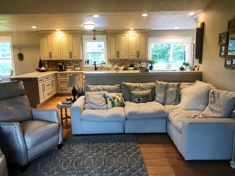 ⭐️POOL & HOT TUB⭐️ Light, Open, Cozy & Stylish Home