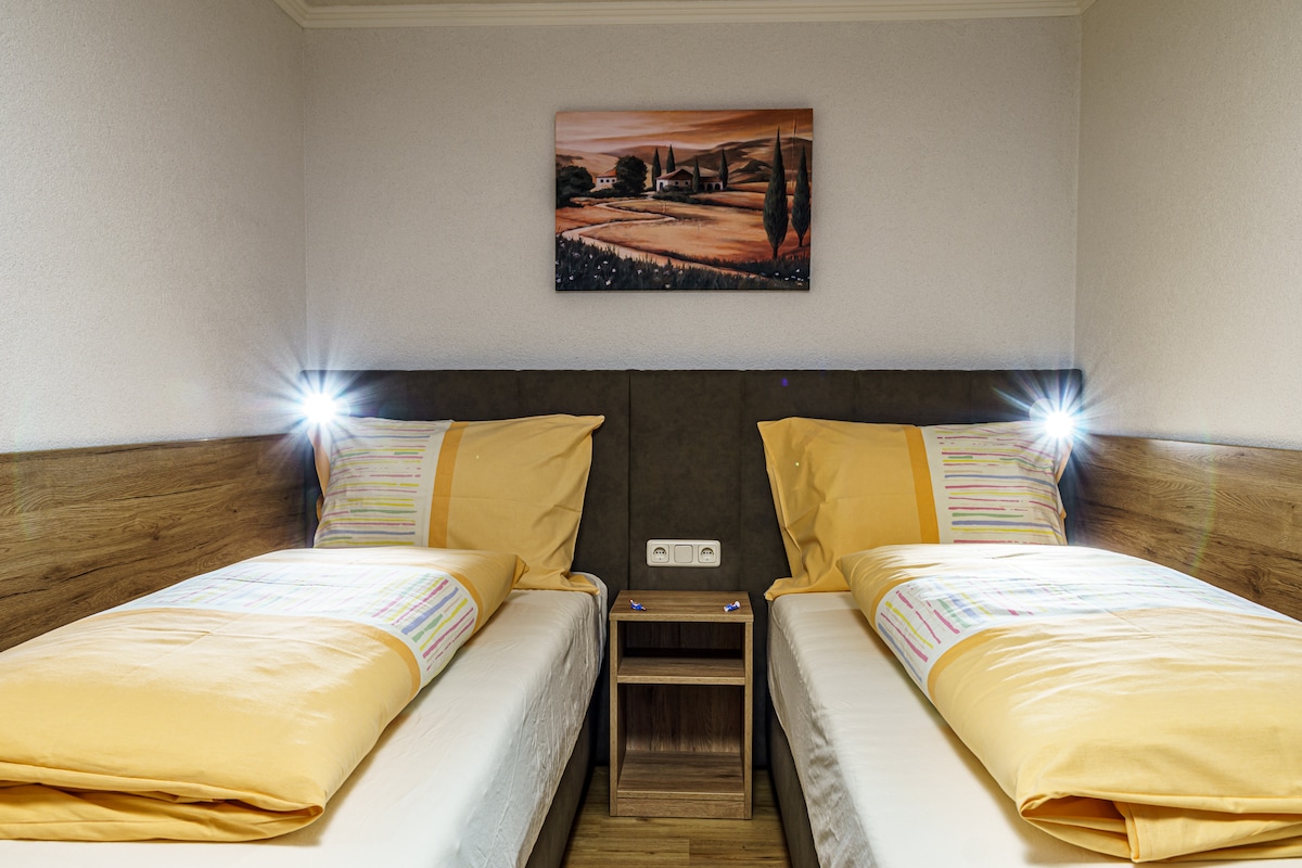 ห้องนอน 2 พร้อมเตียงเดี่ยว 2 เตียง (90 x 200) พร้อมวิวที่ยอดเยี่ยมของ Windischgarsten และ Tote Gebirge - Haus Löger Apartments ใน Windischgarsten (Pyhrn Priel)