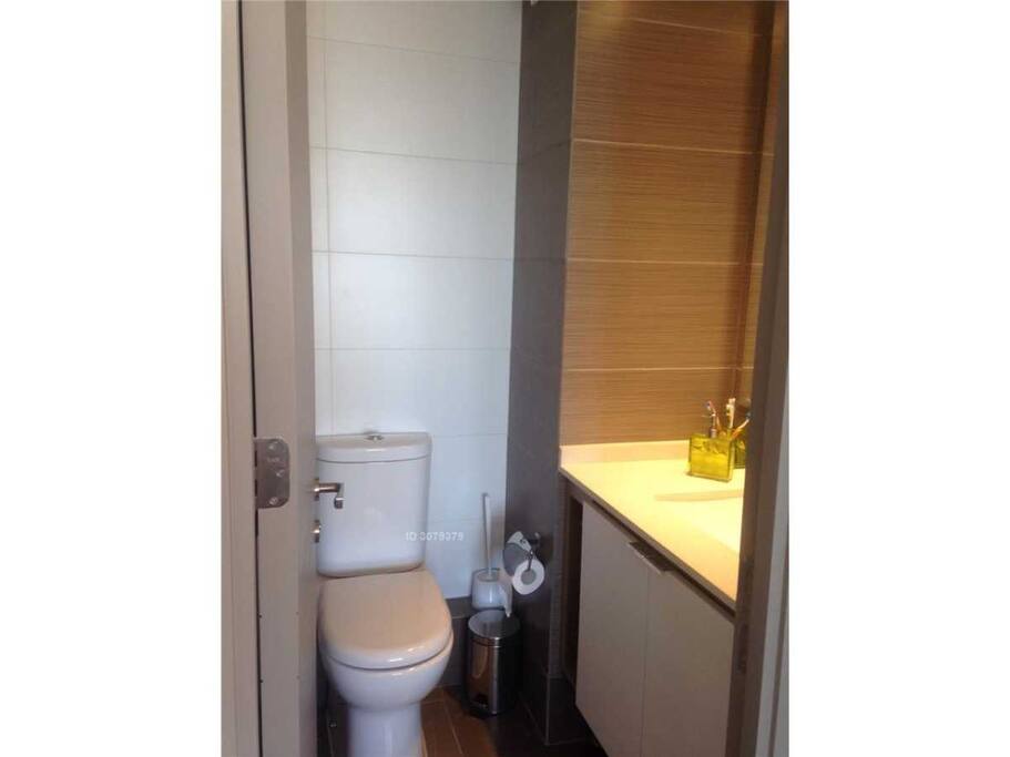 Baño con tina, secador de pelo.