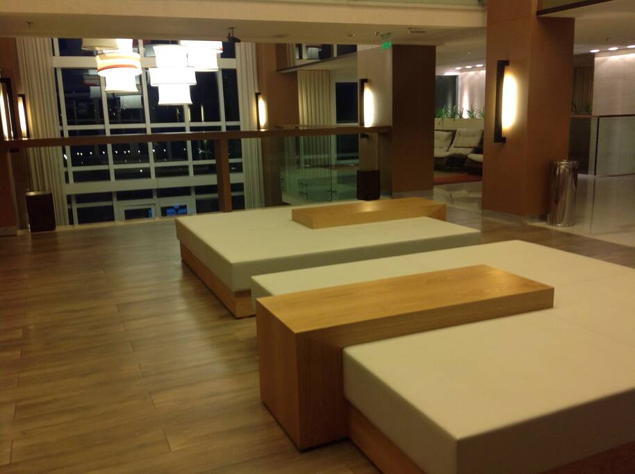 Lobby de entrada.
Seguranças na portaria e recepção.